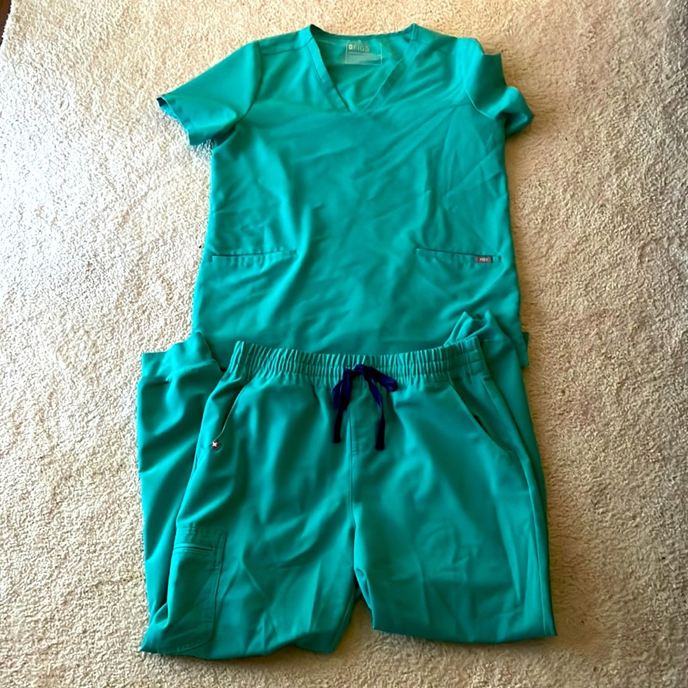 FIGS Scrubs in great condition